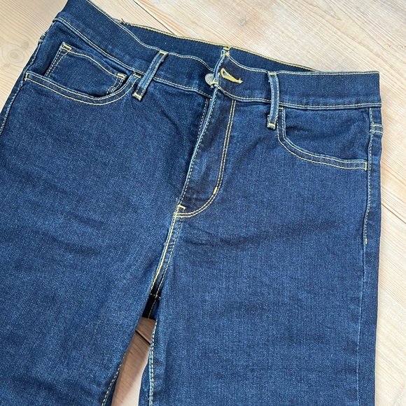 Dark blue Levis jeans - Picture 2 of 3
